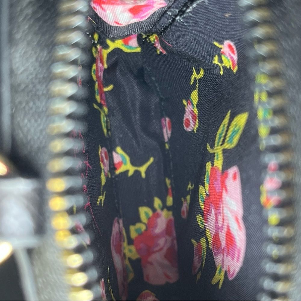 Betsey Johnson Black White Floral Zip Pouch Card Coins Keys Artsy Practical Chic - Picture 3 of 5